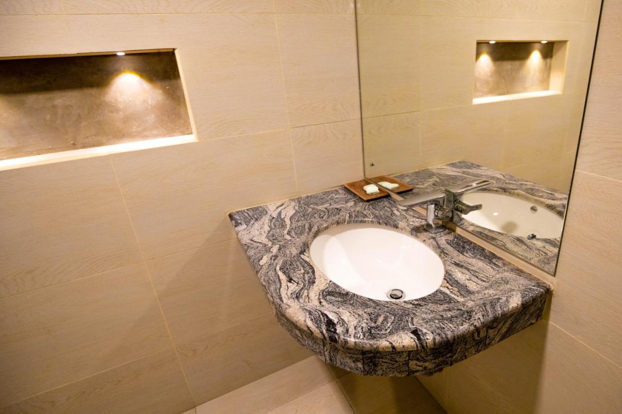 Hotel Ganthera Канді Екстер'єр фото