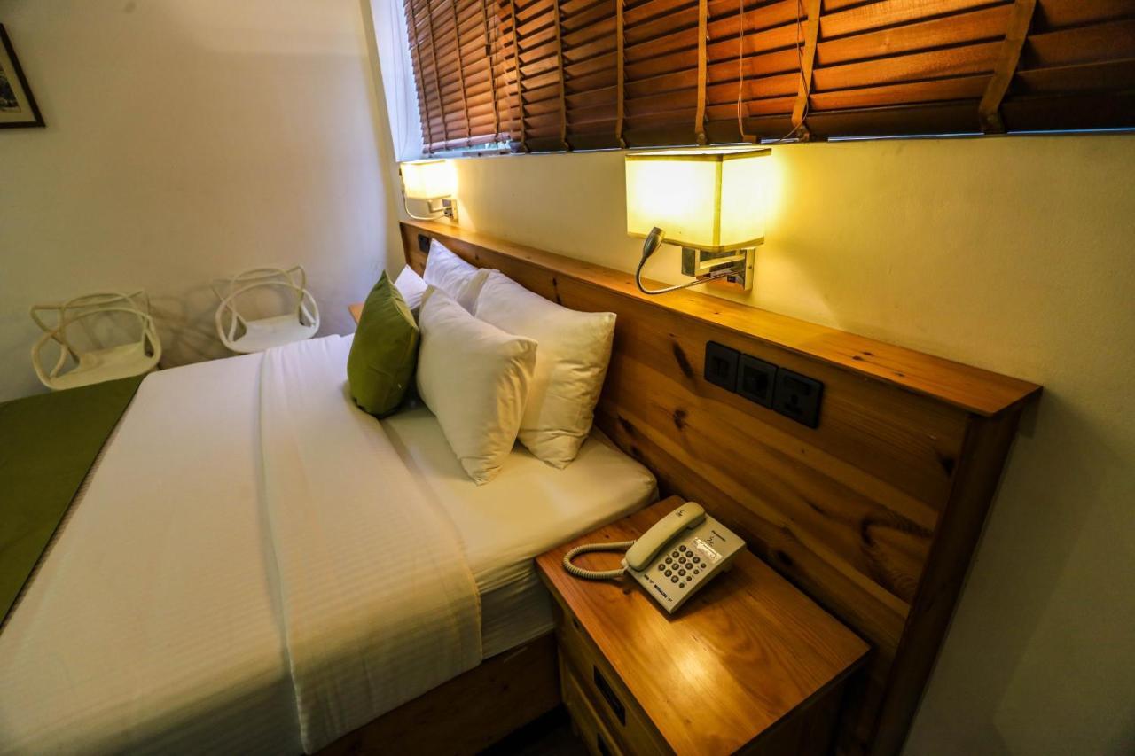 Hotel Ganthera Канді Екстер'єр фото